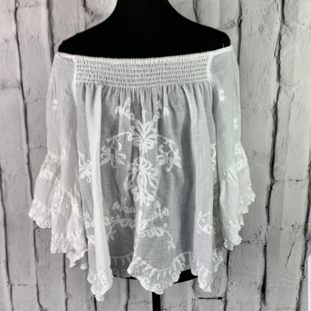 Sattire white off the shoulder belle sleeve top
